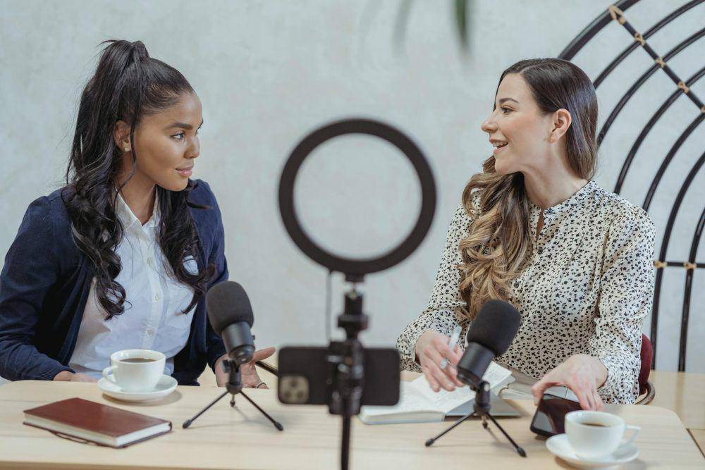 ilustrasi wanita membuat podcast (pexels.com/George Milton)