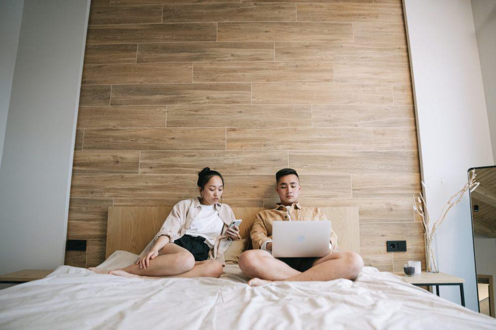 6 Tips Mendampingi Pasangan saat Kariernya Meredup