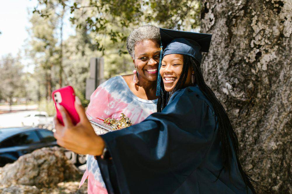 Ilustrasi menghadiri wisuda anak (pexels.com/RDNE Stock project)