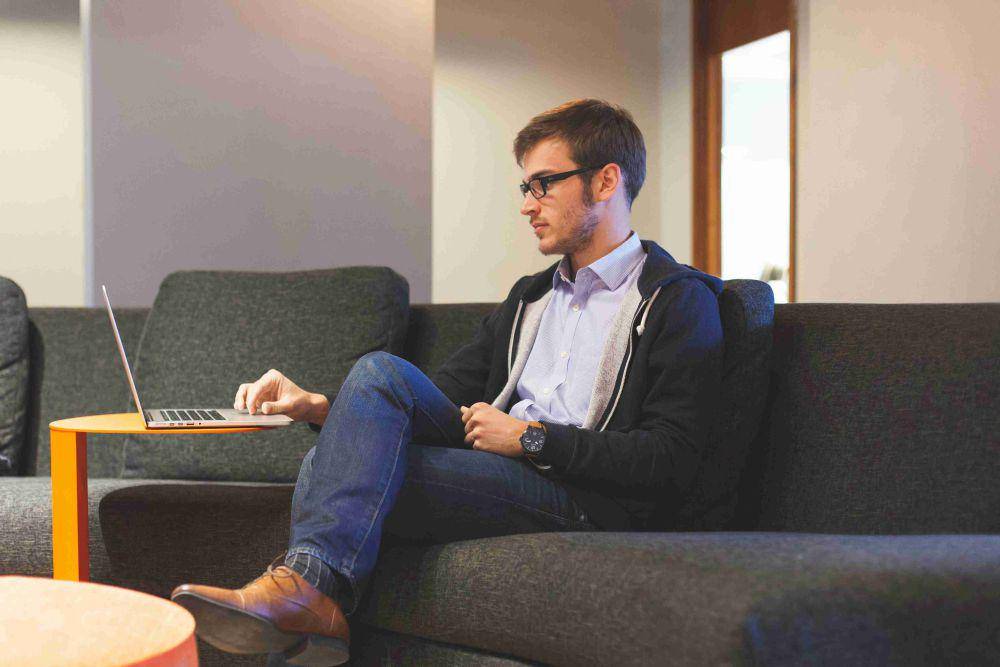 ilustrasi pria introvert sedang bekerja (pexels.com/Startup Stock Photos)