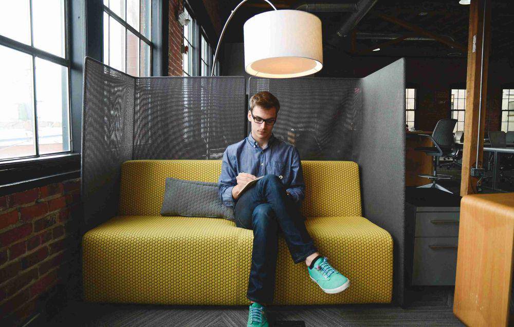 ilustrasi pria introvert sedang bekerja (pexels.com/Startup Stock Photos)