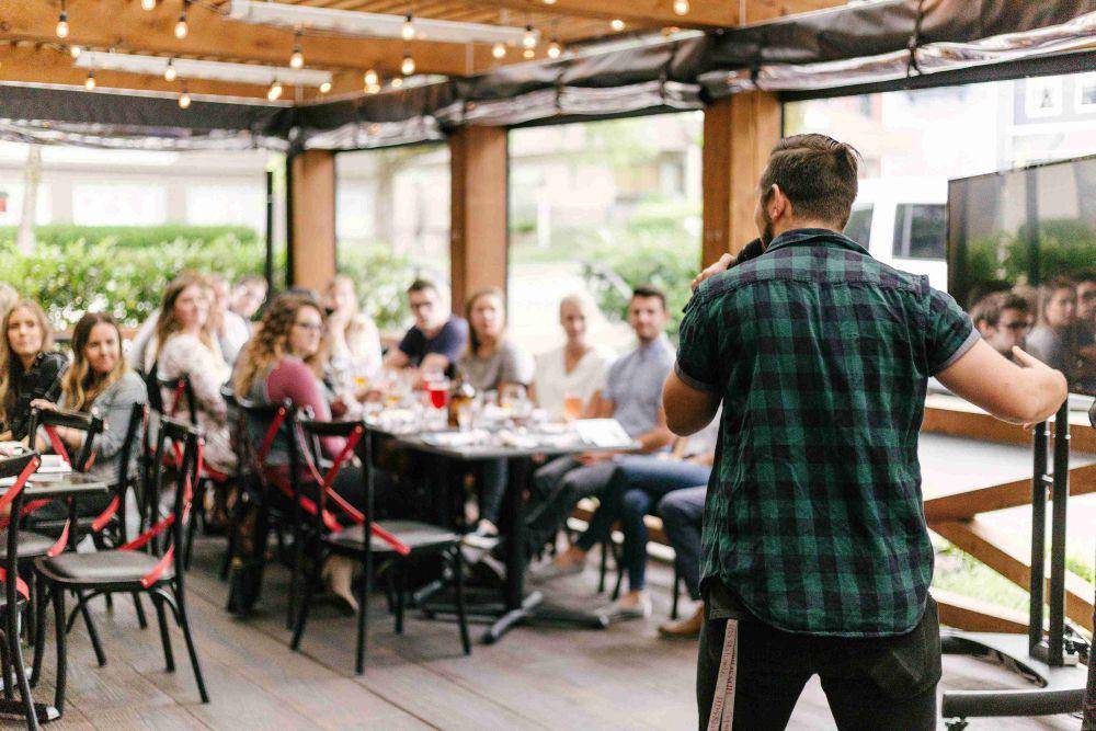 ilustrasi pria berbicara dalam pitching bisnis (unsplash.com/Priscilla Du Preez)
