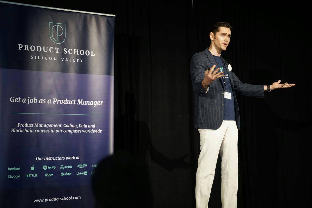 ilustrasi pria berbicara dalam pitching bisnis (unsplash.com/Product School)