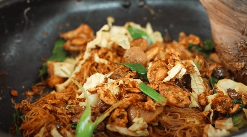 ilustrasi memasak bihun goreng (YouTube.com/Devina Hermawan)