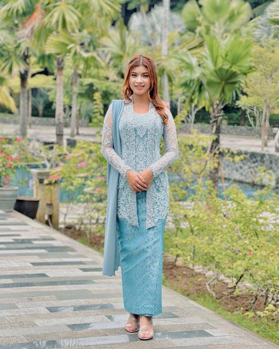 Kebaya biru. (instagram.com/nabilaamw)