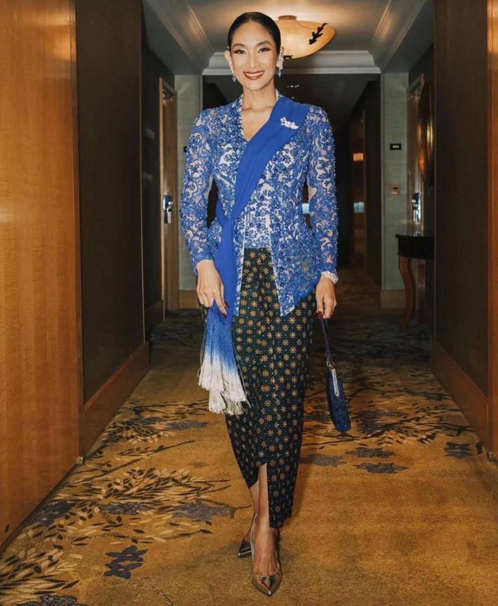 Kebaya biru. (instagram.com/biyanofficial)