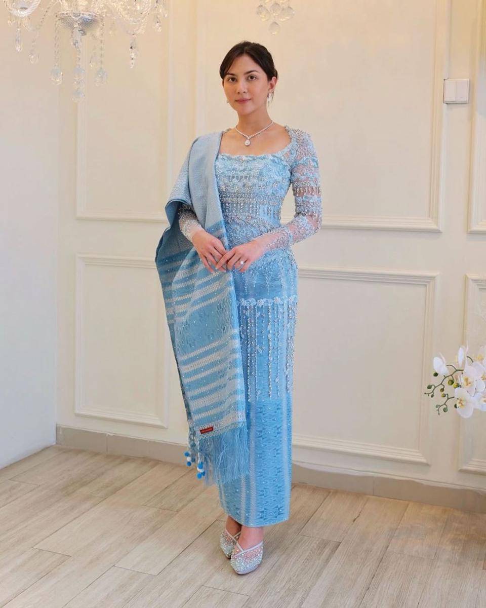 Kebaya biru. (instagram.com/myrnamyura)