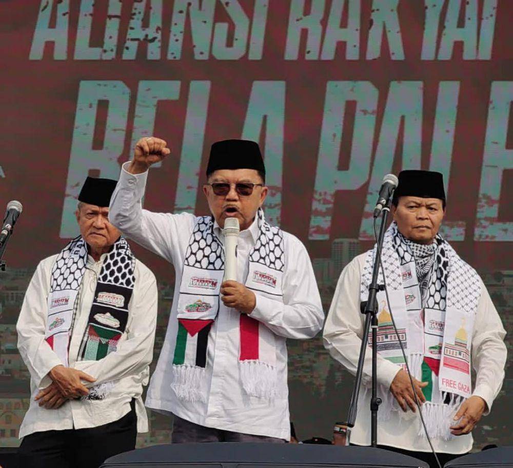 Ketua umum Dewan Masjid Indonesia (DMI), Jusuf Kalla dalam Aliansi Rakyat Indonesia Bela Palestina di Monas, Jakarta (5/11). (Instagram.com/jusufkalla)