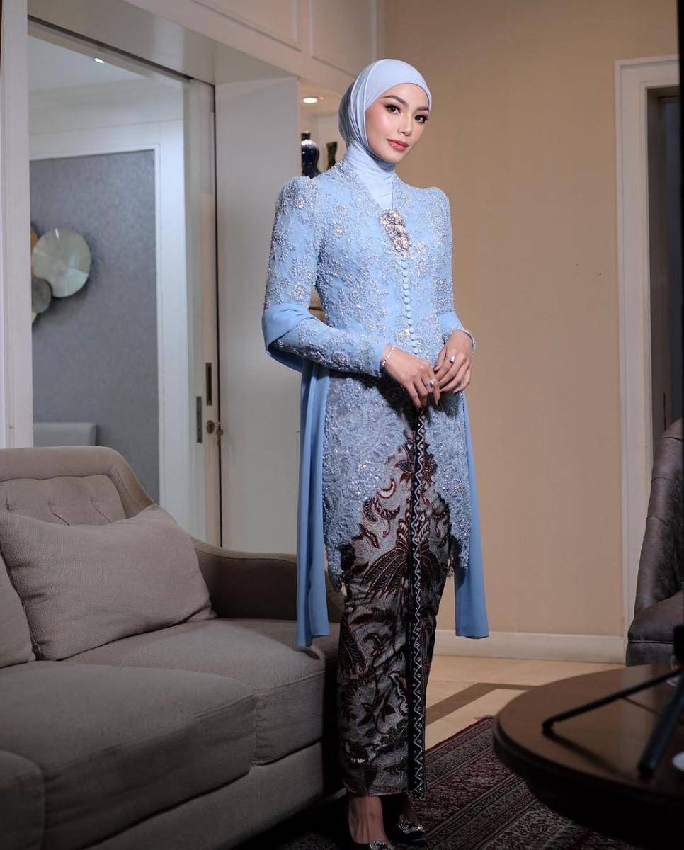 Kebaya biru. (instagram.com/svarna_byikatindonesia)