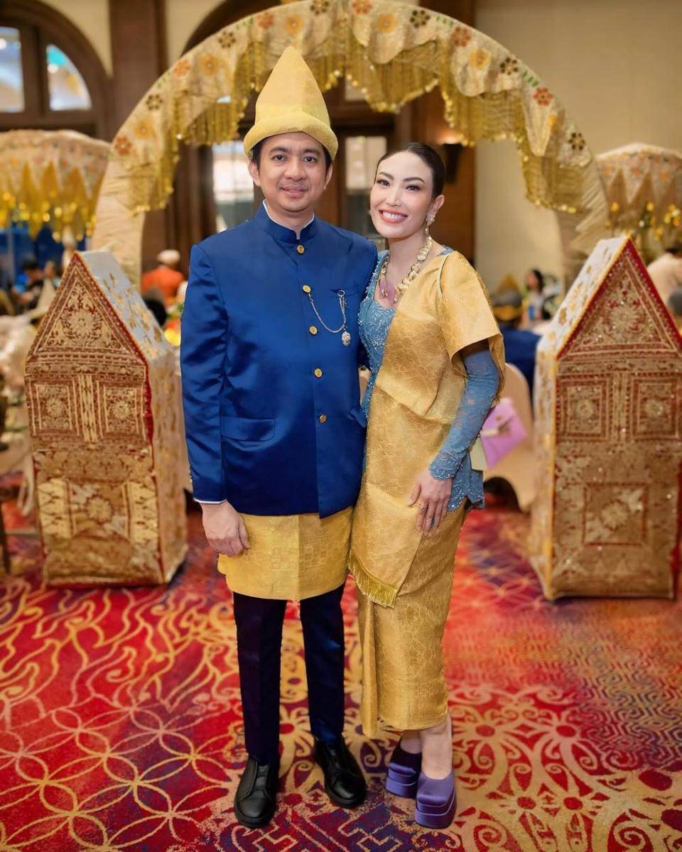 Kebaya biru. (instagram.com/mrsayudewi)
