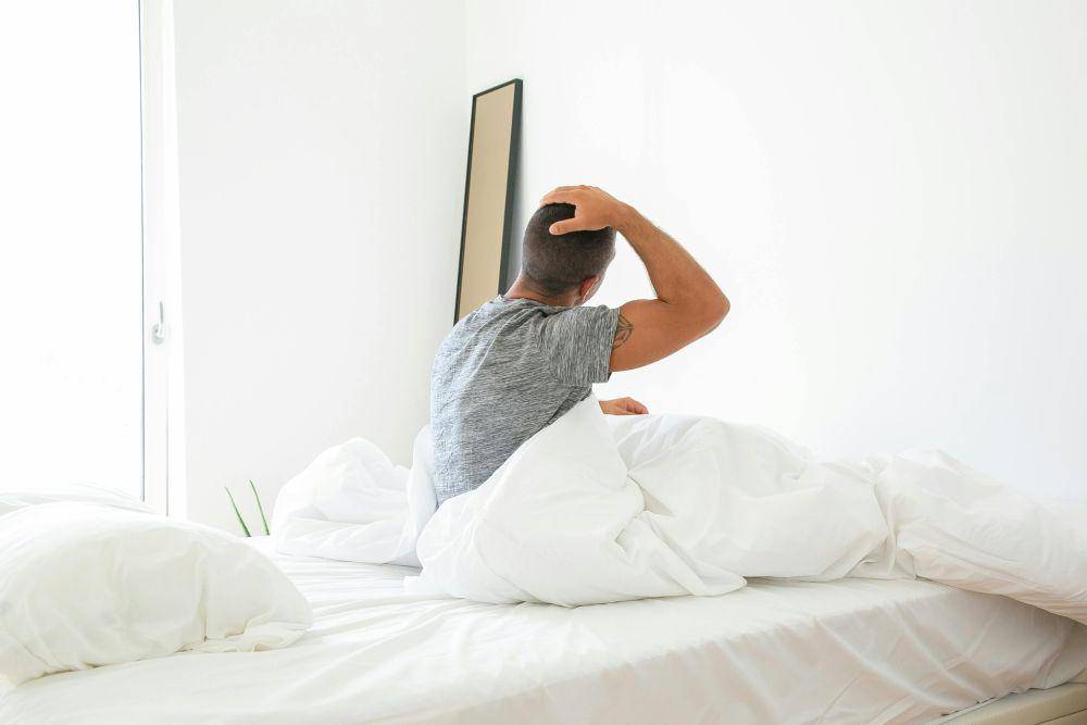 ilustrasi pria bangun tidur (pexels.com/Kampus Production)