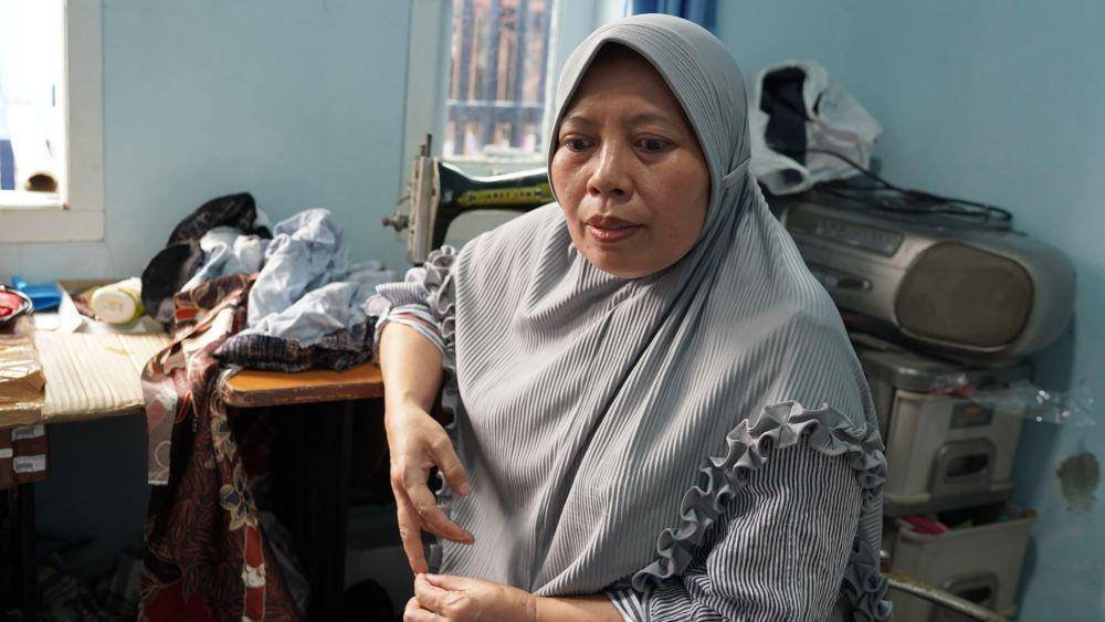 Marham (20), pelanggan 900 VA warga kota Makassar yang berprofesi sebagai tukang jahit merasakan manfaat diskon tarif 50 persen. (Dok. Istimewa)