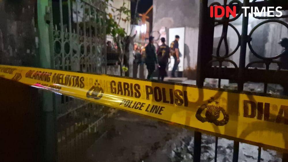 Penemuan mayat lansia di dalam rumah, di Kelurahan Pampang, Kecamatan Panakkukang, Makassar, Selasa malam (4/2/2024). (IDN Times/Darsil Yahya)
