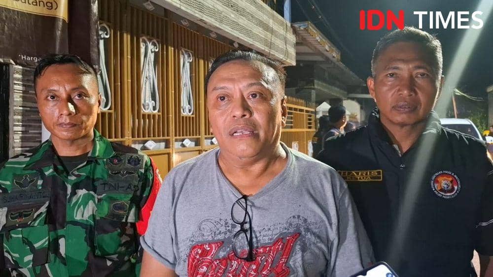 Ketua RW, Sabir (tenga), memaparkan tntang penemuan mayat lansia di dalam rumah, di Kelurahan Pampang, Kecamatan Panakkukang, Makassar, Selasa malam (4/2/2024). (IDN Times/Darsil Yahya)