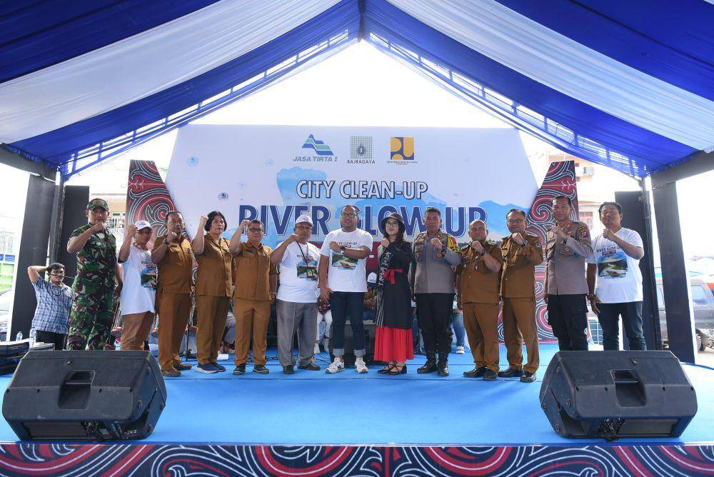 Perum Jasa Tirta (PJT) I bersama PT Bajradaya Sentranusa (BDSN) dan Forkopimda Toba melakukan gerakan aksi bersih lingkungan di Terminal Pasar Porsea, Selasa (4/2/2025). (Dok. IDN Times)