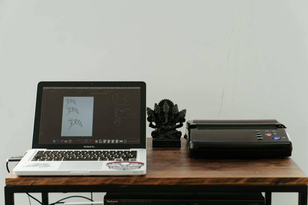 Ilustrasi Laptop dan Mesin Printer (pexels.com/@cottonbrostudio)