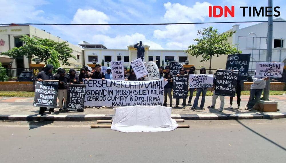 Aksi massa saat berunjuk rasa di  Oditurat Militer (Otmil) IV-17 Makassar, Rabu (5/2/2025). Mereka menuntut kasus perselingkuhan eks Dandim 1408/Makassar dengan istri dokter diusut tuntas hingga ke persidangan. (IDN Times/Darsil Yahya)
