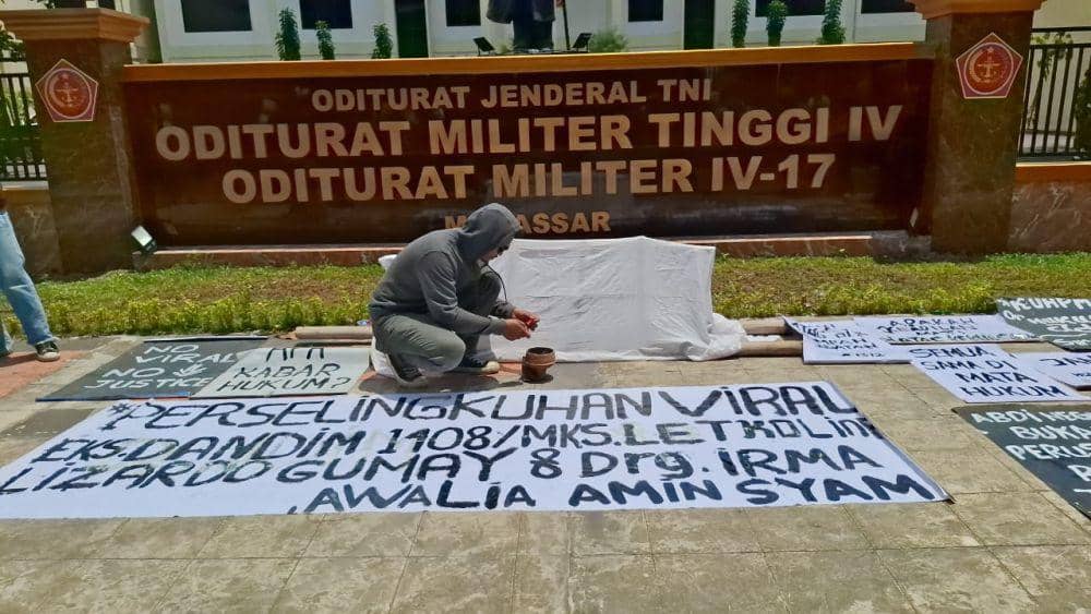 Aksi massa saat berunjuk rasa di  Oditurat Militer (Otmil) IV-17 Makassar, Rabu (5/2/2025). Mereka menuntut kasus perselingkuhan eks Dandim 1408/Makassar dengan istri dokter diusut tuntas hingga ke persidangan. (IDN Times/Darsil Yahya)