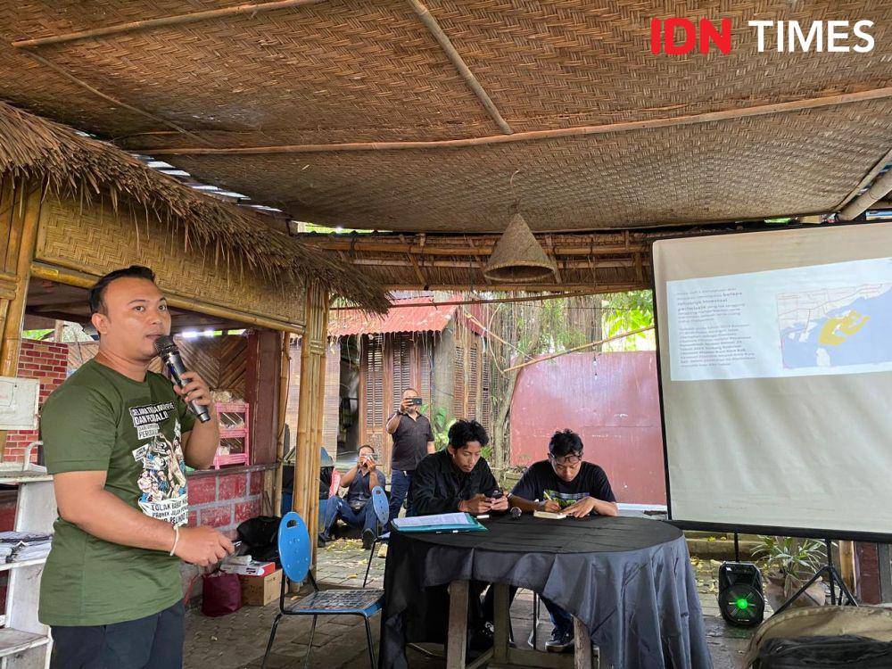 Direktur Eksekutif Walhi Bali, Made Krisna Dinata memaparkan temuan persoalan pada investasi PT BTID di Serangan. (IDN Times/Yuko Utami)