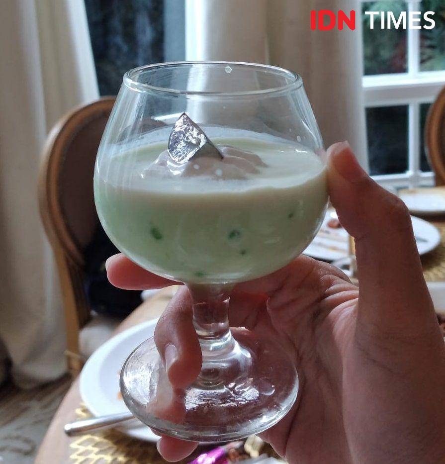 Potret gelas brendi snifter (IDN Times/Dhiya Awlia Azzahra)
