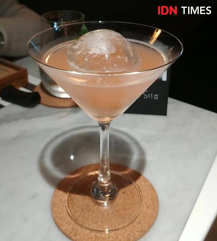 Potret gelas martini (IDN Times/Dhiya Awlia Azzahra)
