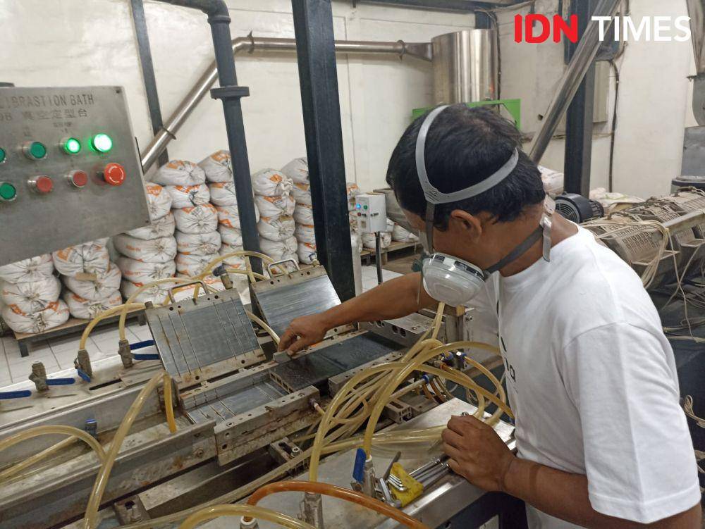 Proses pembuatan PlanaWood di Pabrik Plana, Cikupa Tangerang. 5 Februari 2025. (IDN Times/M. Tarmizi Murdianto)