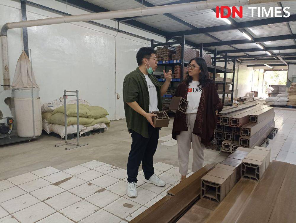 Co-founder & Chief of Sustainability Plana Joshua C. Chandra (kiri) dan VP of Impact Beyond Banking PT Bank DBS Indonesia, Riany Agustina (kanan), di Pabrik Plana, Cikupa Tangerang. 5 Februari 2025. (IDN Times/M. Tarmizi Murdianto)