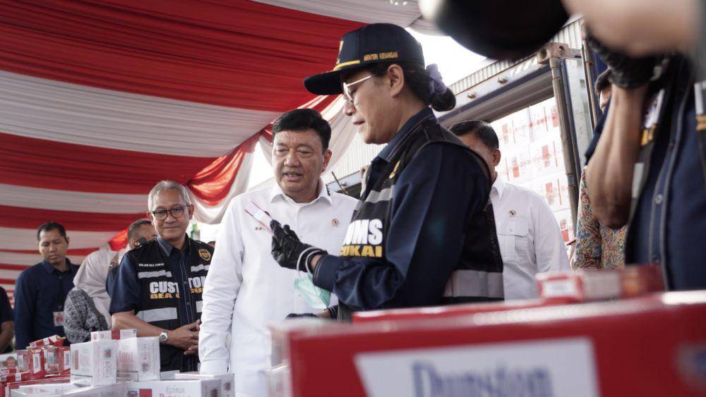 Menteri Keuangan, Sri Mulyani Indrawati dalam konferensi pers di Pelabuhan Tanjung Perak, pada Rabu (05/02). (Dok. Bea Cukai)