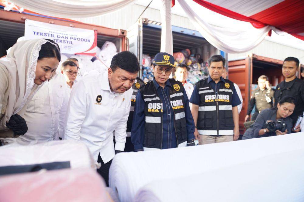 Menteri Keuangan, Sri Mulyani Indrawati dalam konferensi pers di Pelabuhan Tanjung Perak, pada Rabu (05/02). (Dok. Bea Cukai)