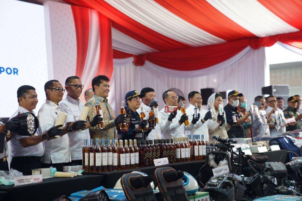 Menteri Keuangan, Sri Mulyani Indrawati dalam konferensi pers di Pelabuhan Tanjung Perak, pada Rabu (05/02). (Dok. Bea Cukai)