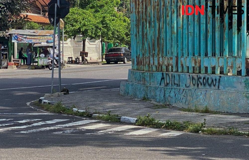 Tulisan Adili Jokowi Bermunculan di Jogja, Tersebar di 15 Titik