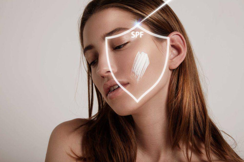 ilustrasi pakai sunscreen (freepik.com/Anastasia Kazakova)