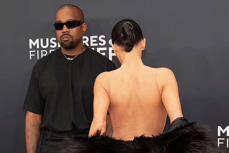 Kanye West dan Bianca Censori (x.com/DailyMailCeleb)