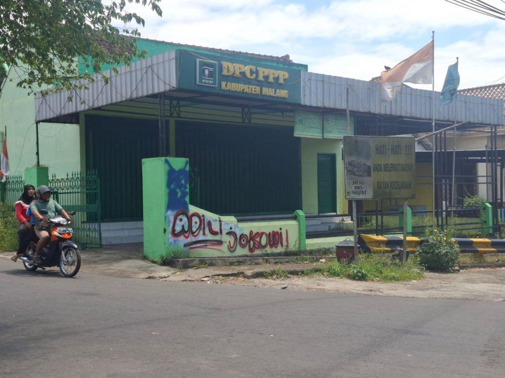 Coretan 'Adili Jokowi' Juga Muncul di Malang, Menyasar Kantor Partai
