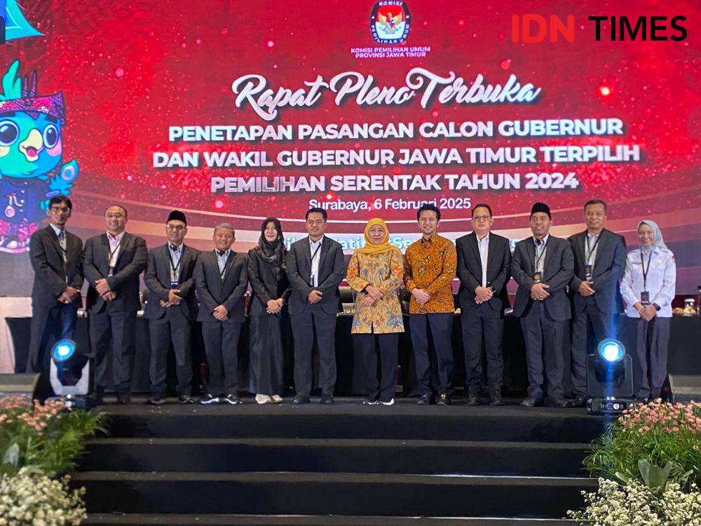Khofifah-Emil saat ditetapkan sebagai pasangan calon Gubernur dan Wakil Gubernur Jawa Timur terpilih. (IDN Times/Khusnul Hasana)