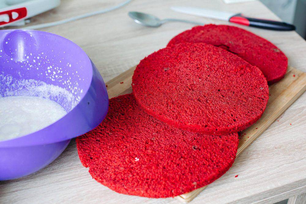 ilustrasi memotong kue red velvet (freepik.com/user15285612)
