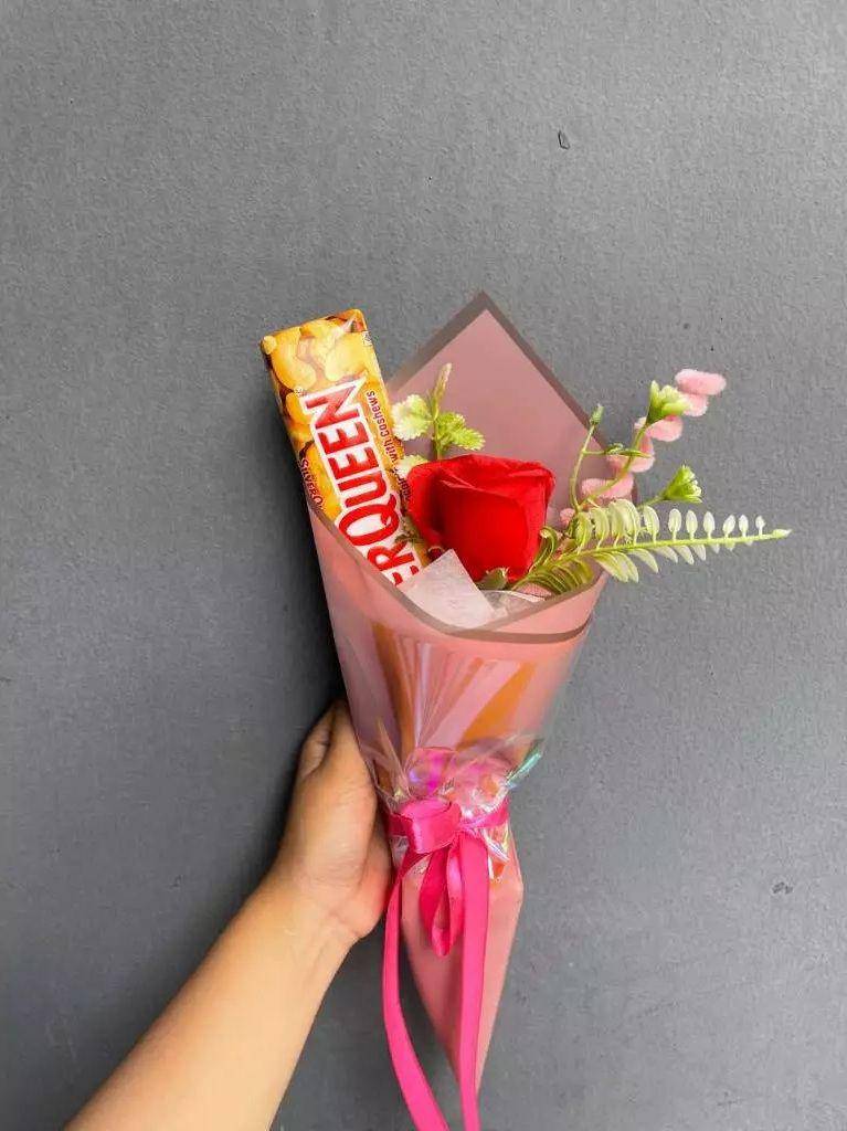 Ilustrasi buket cokelat Valentine (shopee.co.id/Pusat Boneka Wisuda)