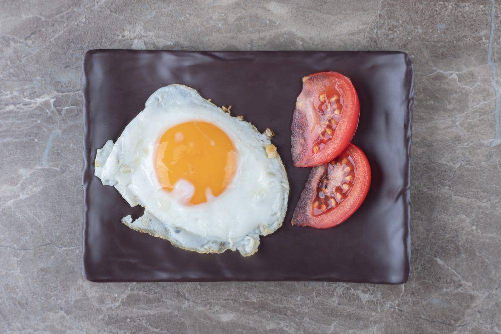 ilustrasi telur goreng setengah matang (freepik.com/azerbaijan_stockers)