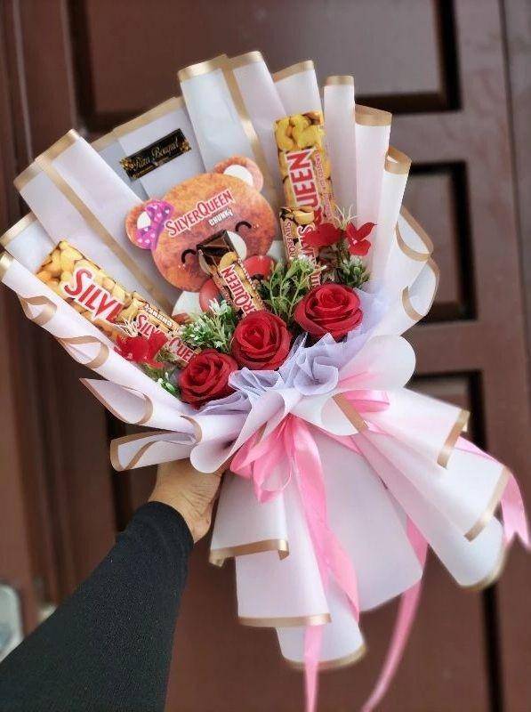 Ilustrasi buket cokelat Valentine (shopee.co.id/Florist.Craft)