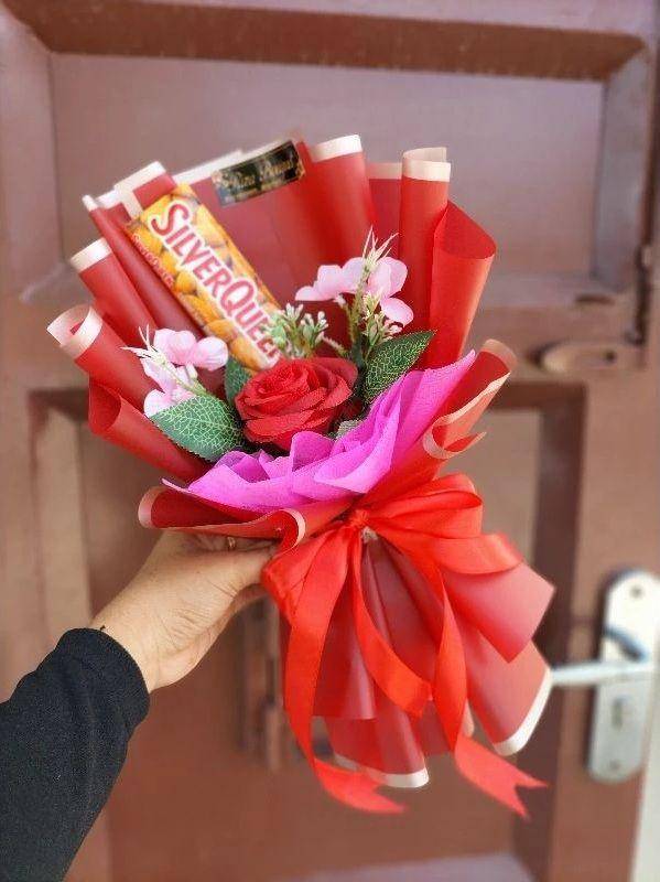 Ilustrasi buket cokelat Valentine (shopee.co.id/Florist.Craft)