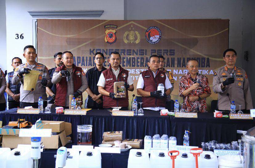 Direktorat Tindak Pidana Narkoba Bareskrim Polri mengungkap pabrik narkoba rumahan di Sentul (Dok. Humas Polri)