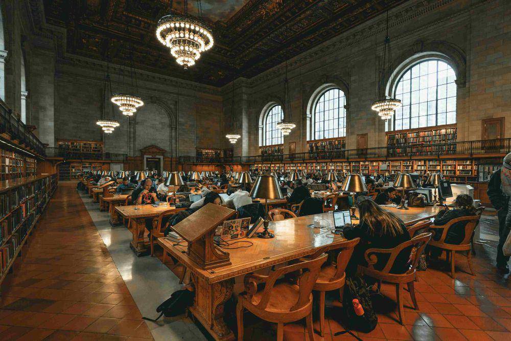 ilustrasi mengunjungi perpustakaan (unsplash.com/Clay Banks)