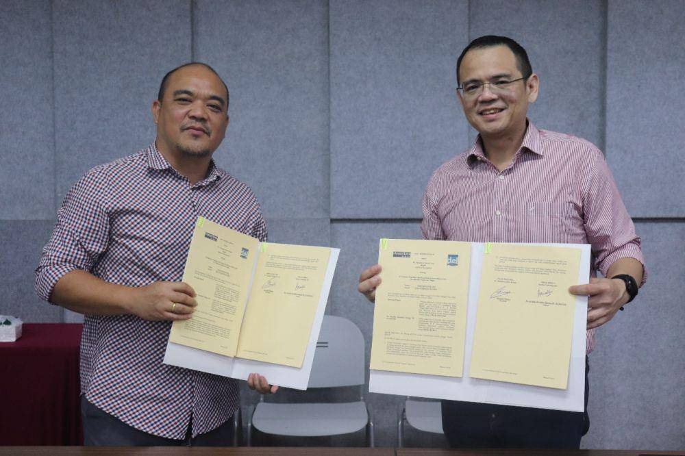 Rektor IT Del Dr. Arnaldo Marulitua Sinaga (kiri) dan Direktur Cyberbit Suwandy Wijaya (kanan) menandatangani MoU dari kerja sama strategis antara IT Del dengan Cyberbit. (Dok. IDN Times)
