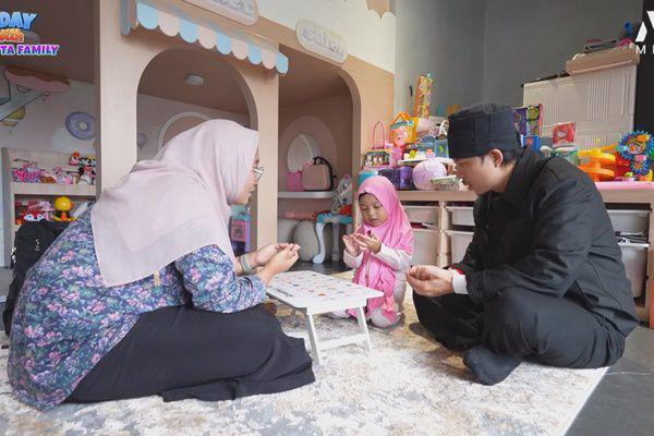 7 Potret Ameena Belajar Ngaji, Didampingi Atta dan Aurel