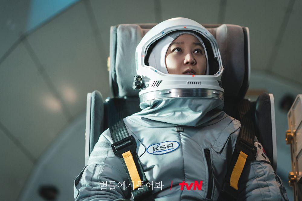 8 Cara Astronaut Jaga Profesionalisme Kerja di When the Stars Gossip