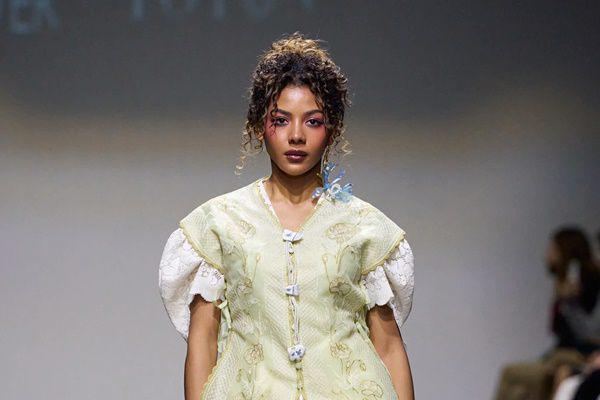 7 Potret Menawan Zsa Zsa Utari Tampil di Dubai Fashion Week 2025