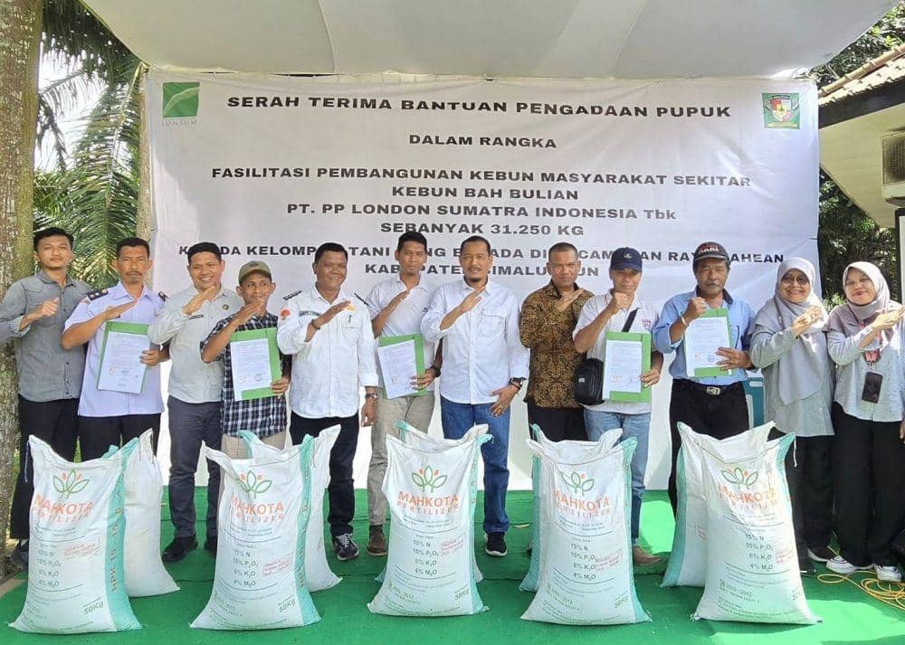 Fasilitasi Pembangunan Kebun Masyarakat Sekitar (FKPMS) Kebun Bah Bulian. Bantuan pupuk diberikan kepada anggota masyarakat yang tergabung dalam 10 Kelompok Tani di Kecamatan Raya Kahean Kabupaten Simalungun, Rabu (5/2/2025) (dok.Lonsum)
