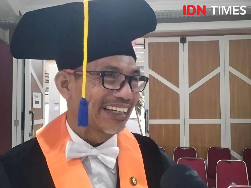 Pakar kebijakan publik Unsoed Purwokerto Profesor Muslih Faozanudin sarankan pemerintah perlu kajian dalam mengeluarlan kebijakan, Kamis (6/2/2025).((IDN Times/Cokie Sutrisno)