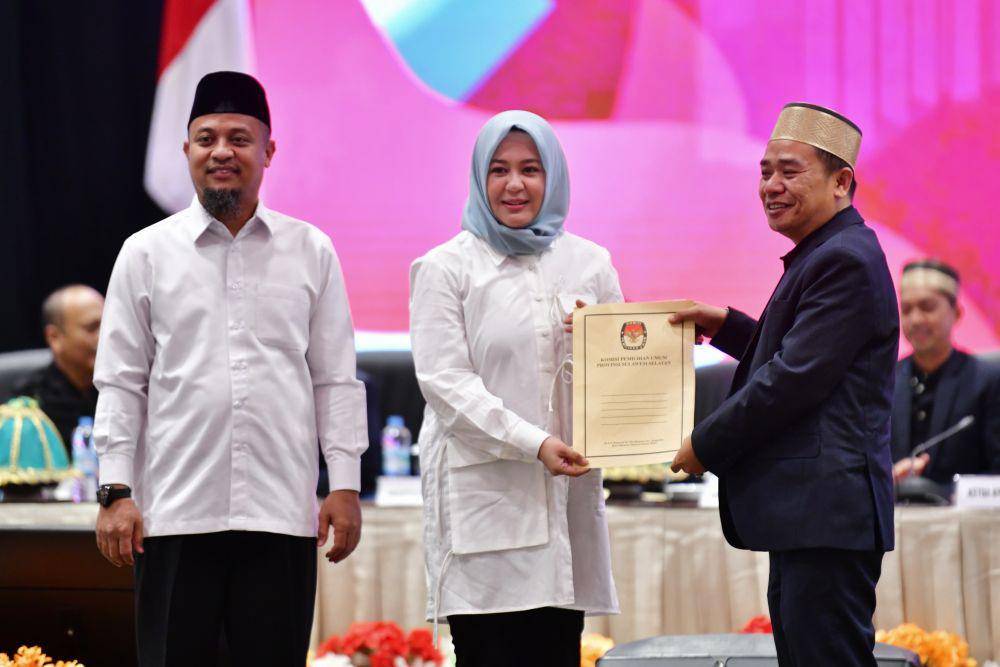 Andi Sudirman Sulaiman dan Fatmawati Rusdi ditetapkan sebagai Gubernur dan Wakil Gubernur terpilih Sulawesi Selatan dalam rapat pleno di Hotel Claro, Makassar, Rabu (5/2/2025). (Dok. Humas Pemprov Sulsel)