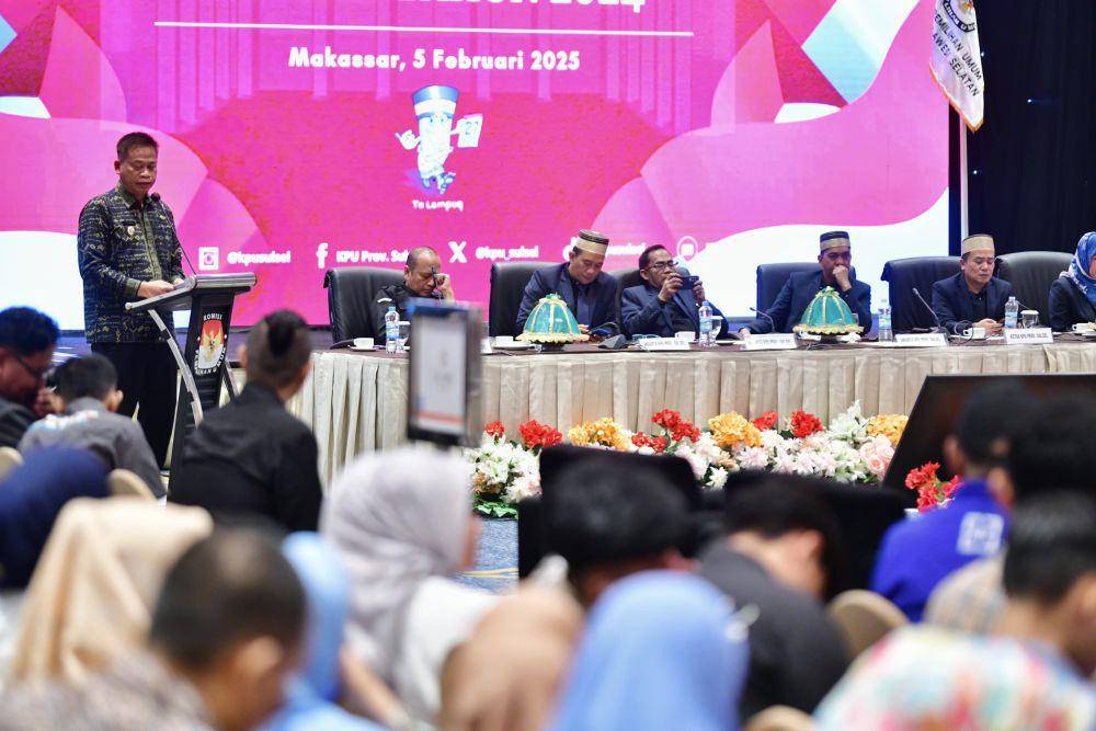 Pj Gubernur Sulawesi Selatan, Fadjry Djufry, memberikan sambutan dalam rapat pleno penetapan, di Hotel Claro, Makassar, Rabu (5/2/2025). (Dok. Humas Pemprov Sulsel)